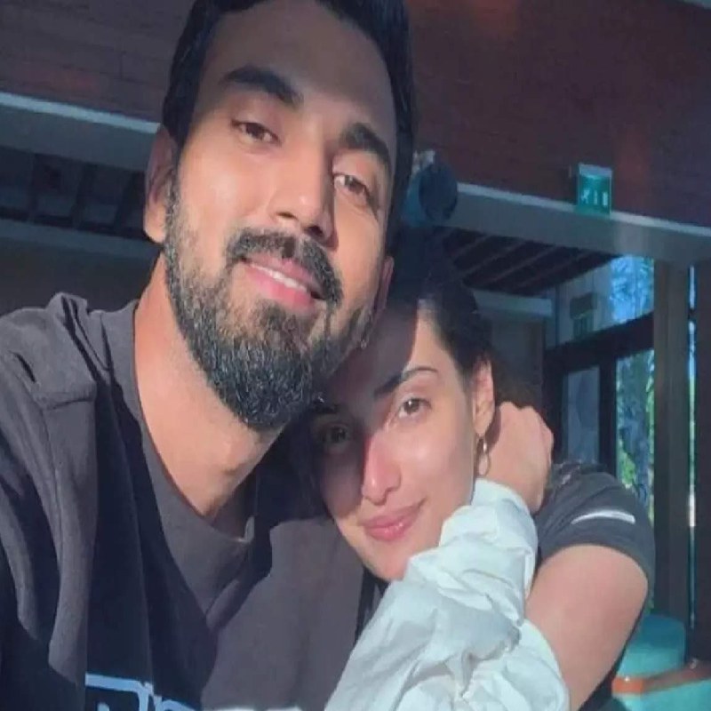 প্রথম প্রথম অবশ্য সম্পর্ক গোপনেই রেখেছিলেন তারকা যুগল। প্রচারের আলো চাননি ব্যক্তিগত জীবনে। সমাজমাধ্যমে প্রথম বার তাঁদের প্রেমের ইঙ্গিত মেলে আথিয়ার একটি ছবির নীচে ডিজ়াইনার বিক্রম ফডনীসের কয়েকটি মন্তব্যে।