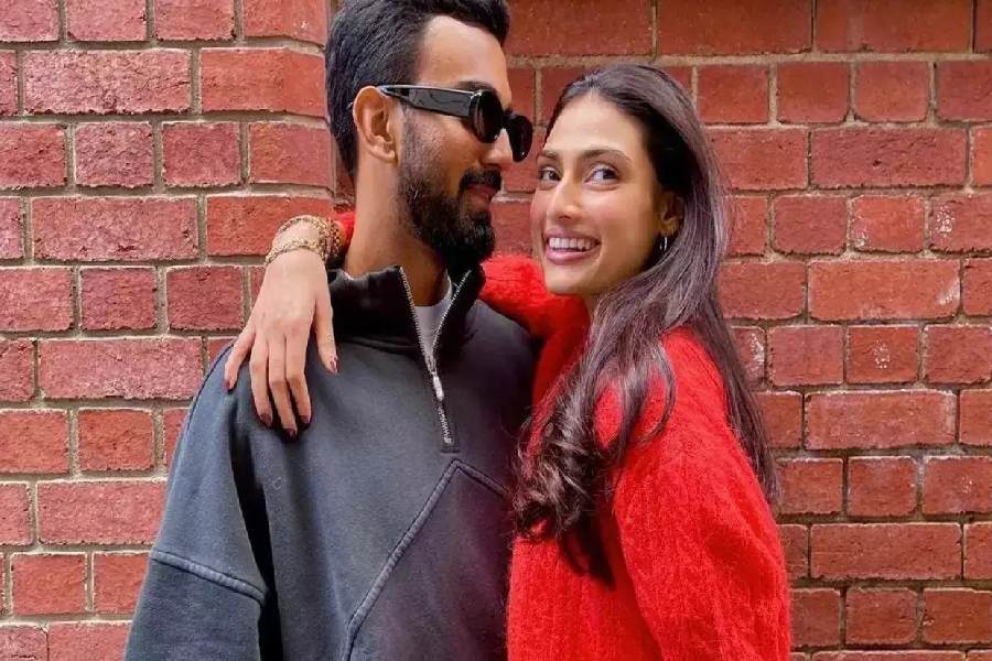 সোমবার খন্ডালার খামারবাড়ি ‘জাহাঁ’তে রাহুল-আথিয়ার চারহাত এক হতে চলেছে। শোনা যাচ্ছে, বিয়েতে আপাতত নিকট আত্মীয়েরাই আমন্ত্রিত। আইপিএলের পর রাহুল-আথিয়ার রিসেপশনে চাঁদের হাট বসতে পারে।