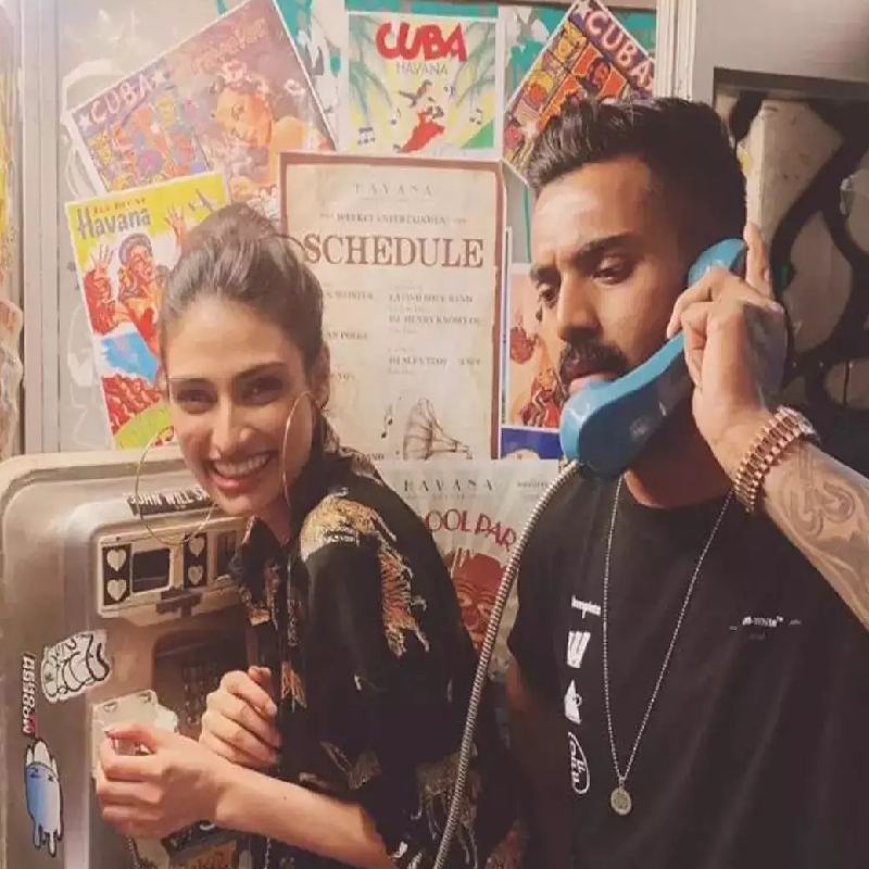 একসঙ্গে প্রথম পোস্টটি তাঁরা করেন ২০১৯ সালের ডিসেম্বর মাসে। রাহুল ইনস্টাগ্রামে আথিয়ার সঙ্গে ছবি পোস্ট করেন। একটি টেলিফোন বুথের ভিতর তাঁদের খুনসুটির ছবি ধরা পড়েছিল সেই ফ্রেমে।