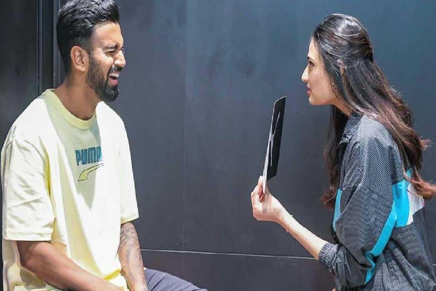 এই ছবির নীচে কমেন্টে আথিয়া জানিয়েছিলেন, তিনি রাহুলকে একটি খেলায় গোহারা হারিয়ে দেন। তা হল লুডো। লুডোতে নাকি আথিয়ার কাছে জিততেই পারেন না রাহুল।