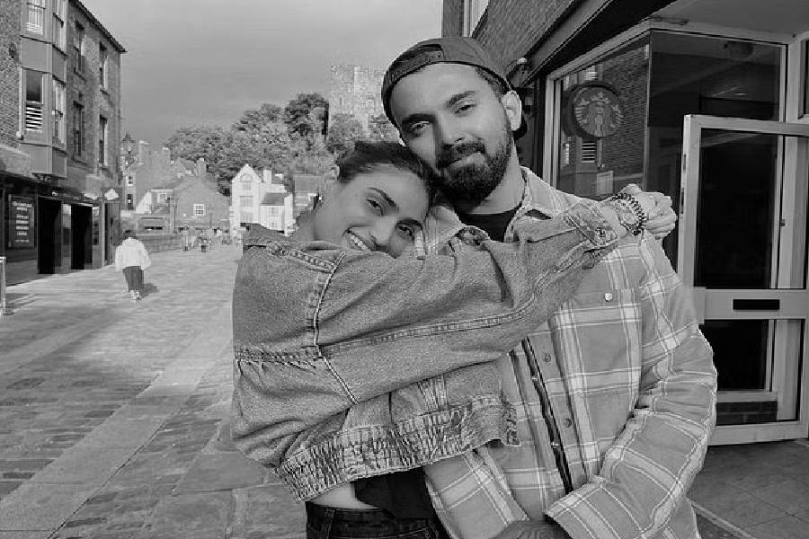 একসঙ্গে নতুন বছর উদ্‌যাপনের জন্য তাইল্যান্ড গিয়েছিলেন রাহুল-আথিয়া। সেখান থেকেও একে অপরের ছবি পোস্ট করেন। আথিয়ার বন্ধু আকাঙ্ক্ষা রঞ্জন কপূর এবং ভাই আহান শেট্টির সঙ্গে একাধিক ছবি দেখা গিয়েছে যুগলের।