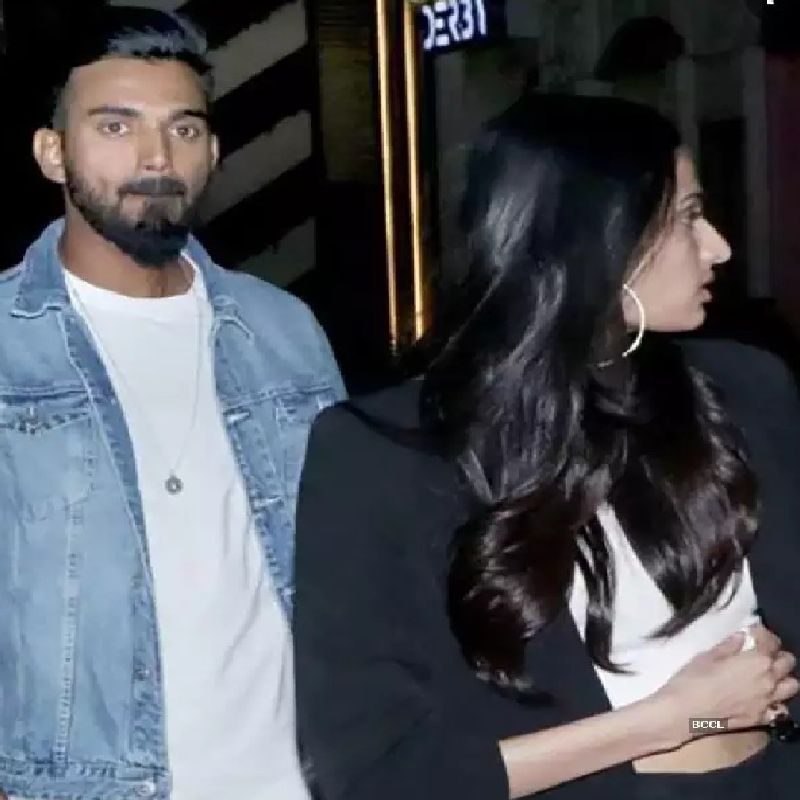 একে অপরের জন্মদিনে জুটিতে ছবি পোস্ট করে শুভেচ্ছা জানান রাহুল-আথিয়া। সমাজমাধ্যমে তাঁদের প্রেমের উদ্‌যাপনে গোপনীয়তার লেশমাত্র থাকে না। আহান শেট্টির ছবি ‘তড়প’-এর জন্য একসঙ্গে প্রচারেও বেরিয়েছিলেন তাঁরা।