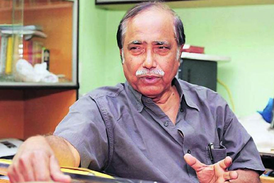 বছরখানেক আগে সমাজমাধ্যমে একটি ভিডিয়ো প্রকাশ করেছিলেন রাজ্যের প্রাক্তন মন্ত্রী তথা প্রাক্তন সিবিআই কর্তা উপেন বিশ্বাস। ‘সৎ রঞ্জন’-কে নিয়ে বোমা ফাটিয়েছিলেন তিনি। সেই ভিডিয়োর সত্যতা আনন্দবাজার অনলাইন যাচাই করেনি। ২০২২ সালে ফের প্রকাশ্যে আসে উপেনের সেই ভিডিয়ো। প্রশ্ন ওঠে, এই রঞ্জন আসলে কে?