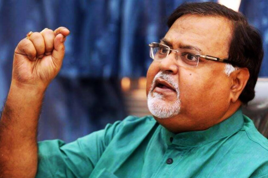 ইডির নজর পড়ে রাজ্যের প্রাক্তন শিক্ষামন্ত্রী পার্থ চট্টোপাধ্যায়ের দিকে। ২২ জুলাই সন্ধ্যায় তাঁর নাকতলার বাড়িতে যায় ইডির একটি দল। রাতভর জেরা করে। ২৩ জুলাই সকালে গ্রেফতার করা হয় পার্থকে। ইডির অভিযোগ, স্কুল সার্ভিস কমিশন দুর্নীতিতে নাম জড়িয়েছে তাঁর।