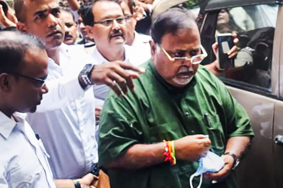 ২২ জুলাই সারা রাত ইডির আধিকারিকেরা প্রাক্তন মন্ত্রীর বাড়িতেই ছিলেন। কেন্দ্রীয় বাহিনী দিয়ে ঘিরে ফেলা হয় পার্থের বাড়ি। ইডি সূত্রে জানা গিয়েছিল, টানা জিজ্ঞাসাবাদের মাঝে অসুস্থ হয়ে পড়েন পার্থ। দু’বার তাঁর বাড়িতে পৌঁছন চিকিৎসকেরা। কিন্তু তাতেও প্রশ্নপর্ব থামেনি।