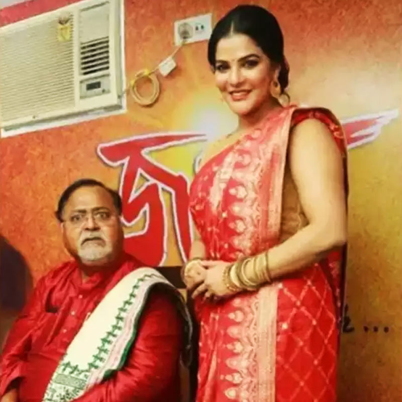 পার্থের বাড়িতে যখন ছিলেন ইডি আধিকারিকরা, তখন তল্লাশি চলে তাঁর ‘ঘনিষ্ঠ’ অর্পিতা চট্টোপাধ্যায়ের ফ্ল্যাটেও। টালিগঞ্জের একটি আবাসনে থাকতেন অর্পিতা।