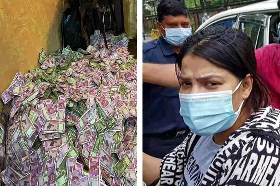 ইডি সূত্রে জানা গিয়েছে, অর্পিতার বাড়ি থেকে প্রায় ২১ কোটি টাকা নগদ পাওয়া যায়। দু’টি বস্তায় ভরা ছিল ২০০০ এবং ৫০০ টাকার নোটের বান্ডিল। ওই বাড়ি থেকে ২০টি মোবাইল ফোনও পাওয়া গিয়েছিল বলে ইডির দাবি। যে নগদ উদ্ধার হয়েছে, তা ব্যাঙ্ককর্মীদের দিয়ে যন্ত্রের সাহায্যে গণনা করানো হয়। ওই টাকা স্কুলে বেআইনি নিয়োগে নেওয়া ঘুষের অংশ বলে প্রাথমিক ভাবে মনে করছে ইডি।