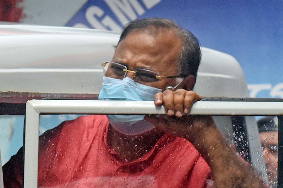 ইডির দাবি, প্রাক্তন বিচারপতি রঞ্জিতকুমার বাগের নেতৃত্বাধীন কমিটির রিপোর্টে এবং সিবিআইয়ের জিজ্ঞাসাবাদের মুখে শিক্ষাসচিব মণীশ জৈন জানিয়েছেন, প্রাক্তন শিক্ষামন্ত্রী পার্থের নির্দেশেই সমস্ত নিয়োগ করা হয়েছিল। উনিই নিয়োগের ক্ষেত্রে মূল নিয়ন্ত্রক ছিলেন।