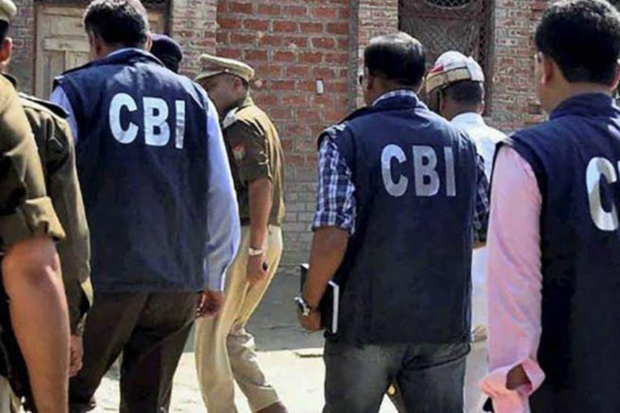 এর মধ্যেই ফের উপেনের দাবি করা ‘সৎ রঞ্জন’-এর প্রসঙ্গ প্রকাশ্যে আসে। হাই কোর্টে আইনজীবীরা জানান, রঞ্জন আসলে বাগদার মামাভাগিনা গ্রামের বাসিন্দা চন্দন মণ্ডল। এই মামলায় তদন্তভার দেওয়া হয় সিবিআইকে। আদালত জানায়, প্রয়োজনে চন্দনকে নিজেদের হেফাজতে নিতে পারবে সিবিআই।