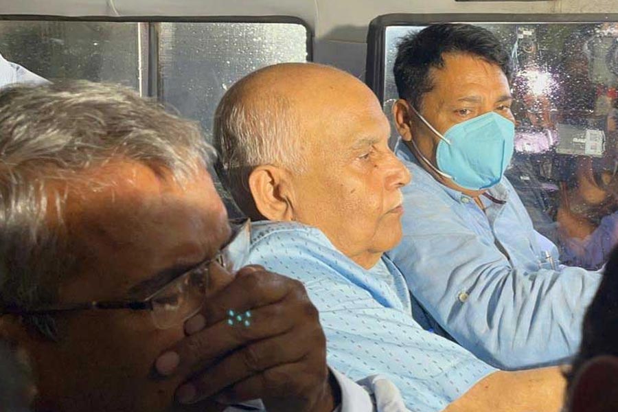 এই এসএসসি দুর্নীতি মামলায় ১০ অগস্ট গ্রেফতার হন প্রাক্তন এসএসসি উপদেষ্টা শান্তিপ্রসাদ সিনহা এবং প্রাক্তন সচিব অশোক সাহা। তাঁদের আলিপুর আদালতে হাজির করিয়ে সিবিআইয়ের আইনজীবী দাবি করেন, স্কুলে নিয়োগের ক্ষেত্রে ‘বৃহত্তর ষড়যন্ত্র’ হয়েছে।