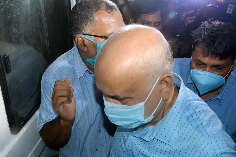 শিক্ষক নিয়োগ দুর্নীতি মামলায় সিবিআই যে এফআইআর দায়ের করেছিল, তাতে প্রথম নাম ছিল শান্তিপ্রসাদের। অশোকের নাম ছিল চতুর্থ স্থানে। সিবিআই সূত্রে জানা যায়, জিজ্ঞাসাবাদে অসঙ্গতি মেলার পরই তাঁদের দু’জনকে গ্রেফতার করার সিদ্ধান্ত নেওয়া হয়।