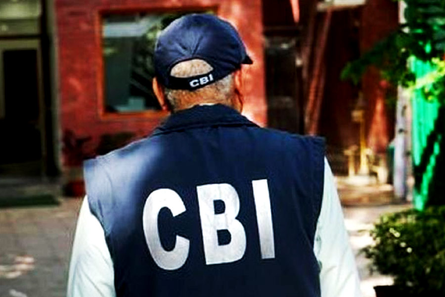 হাই কোর্টের নিয়োগ করা বাগ কমিটির রিপোর্টেও এসএসসির প্রাক্তন আহ্বায়ক শান্তিপ্রসাদ এবং এসএসসির প্রাক্তন সচিব অশোকের নাম ছিল। সিবিআই সূত্রে খবর, এই দু’জন তদন্তকারীদের বিভ্রান্ত করার চেষ্টা করছিলেন। তথ্য গোপন করছিলেন। এই ষড়যন্ত্রে আর কারা জড়িত, তা জানতে দু’জনকে জেরা করে সিবিআই।