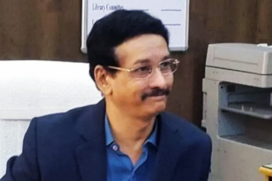 ১৯ সেপ্টেম্বর এসএসসি দুর্নীতি মামলায় গ্রেফতার হন এসএসসির প্রাক্তন চেয়ারম্যান সুবীরেশ ভট্টাচার্য। ২০১৪ থেকে ২০১৮ সাল, এই চার বছর তিনি ওই পদে ছিলেন। সিবিআই জানায়, জেরায় সন্তোষজনক জবাব দেননি তিনি। তার পরেই সুবীরেশকে গ্রেফতার করা হয়েছে। এসএসসি দুর্নীতি মামলায় বাগ কমিটির রিপোর্টে তাঁরও নাম ছিল।