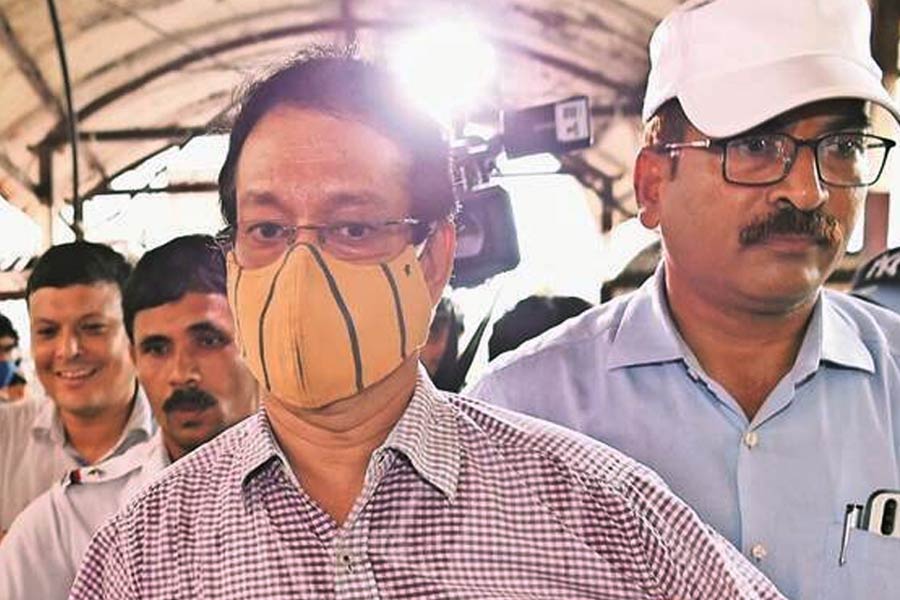 তার দিন কয়েক আগে সুবীরেশের বাঁশদ্রোণীর ফ্ল্যাট সিল করে দেয় সিবিআই। ফ্ল্যাটে ঢুকতে না পেরে ছাদে উঠে যান তিনি। সেখান থেকেই সাংবাদিকদের জানিয়েছিলেন, তাঁর আমলে নিয়োগে দুর্নীতি হয়নি।