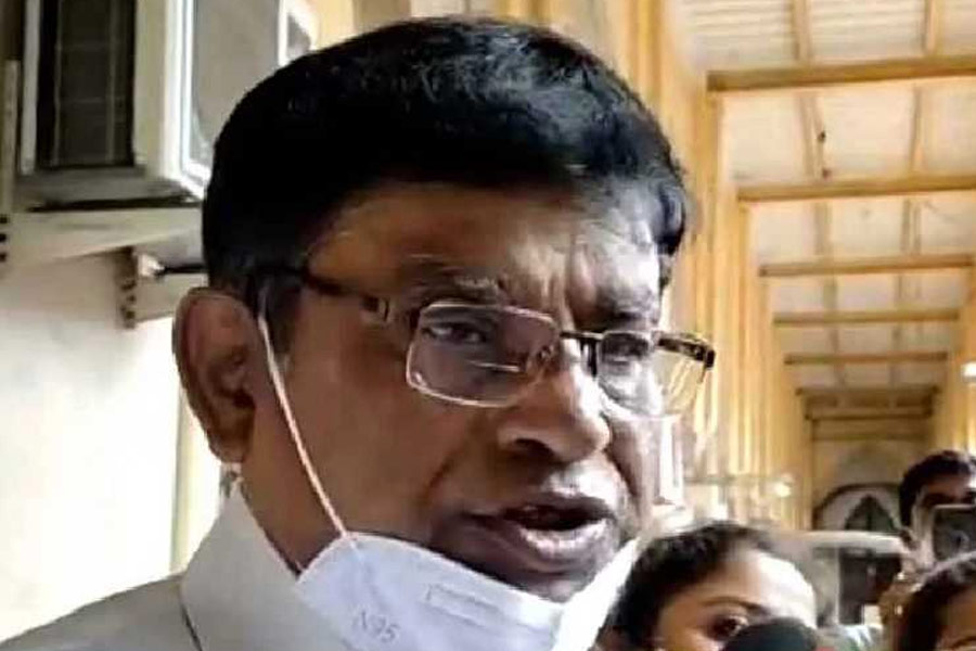 এসএসসির পাশাপাশি প্রাথমিক শিক্ষক নিয়োগের ক্ষেত্রেও দুর্নীতির অভিযোগ ওঠে। সেই নিয়েও তোলপাড় শুরু হয়। ১১ অক্টোবর শিক্ষক নিয়োগ-দুর্নীতি মামলায় প্রাথমিক শিক্ষা পর্ষদের প্রাক্তন চেয়ারম্যান তথা তৃণমূল বিধায়ক মানিক ভট্টাচার্যকে গ্রেফতার করে ইডি। তারা জানিয়েছে, মানিকের বয়ানে অসঙ্গতি ছিল। জেরায় যথেষ্ট সহযোগিতা করেননি।