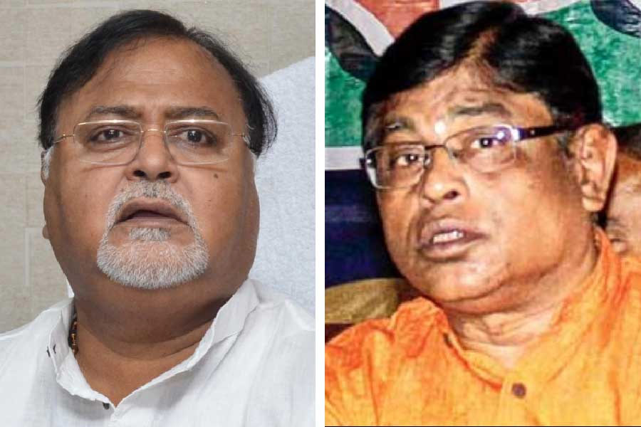 পার্থ চট্টোপাধ্যায়ের মামলায় ইডি যে চার্জশিট দিয়েছিল, তাতেও মানিকের নাম ছিল। চার্জশিটে অভিযোগ আনা হয়েছিল যে, চাকরিপ্রার্থীদের কাছ থেকে টাকা নিয়ে চাকরি দিয়েছিলেন মানিক। তা জানতেন পার্থ। কিন্তু তিনি এই বিষয়ে কোনও ব্যবস্থা গ্রহণ করেননি। ইডি সূত্রে খবর, প্রাক্তন শিক্ষামন্ত্রী পার্থ এবং মানিকের মধ্যে মোবাইলে বার্তা আদানপ্রদান হয়েছিল। সেই প্রমাণ রয়েছে তাদের হাতে। চার্জশিটেও তার উল্লেখ রয়েছে।