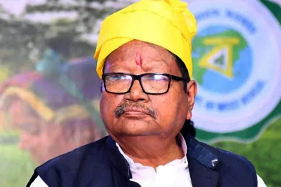 এসএসসি দুর্নীতিকাণ্ডে নাম জড়ায় রাজ্যের প্রাক্তন শিক্ষা প্রতিমন্ত্রী পরেশ অধিকারীর। অভিযোগ ওঠে, প্রভাব খাটিয়ে মেয়েকে চাকরি পাইয়ে দিয়েছিলেন তিনি। সেই নিয়ে দীর্ঘক্ষণ নিজাম প্যালেসে জিজ্ঞাসাবাদ করা হয় পরেশকে। হাই কোর্টের নির্দেশে চাকরি যায় পরেশের মেয়ে অঙ্কিতার। সেই চাকরি পান ‘যোগ্য প্রার্থী’ ববিতা সরকার।