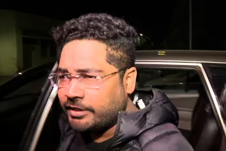 শিক্ষক নিয়োগ দুর্নীতিকাণ্ডে শেষ গ্রেফতার হুগলির তৃণমূল যুবনেতা কুন্তল ঘোষ। শনিবার সকালে তাঁকে গ্রেফতার করা হয়। তার আগে ২৪ ঘণ্টা ধরে কুন্তলের দু’টি ফ্ল্যাটে চলেছে তল্লাশি। গ্রেফতারের পর ধৃত যুবনেতাকে ব্যাঙ্কশাল আদালতে হাজির করান ইডি আধিকারিকরা।