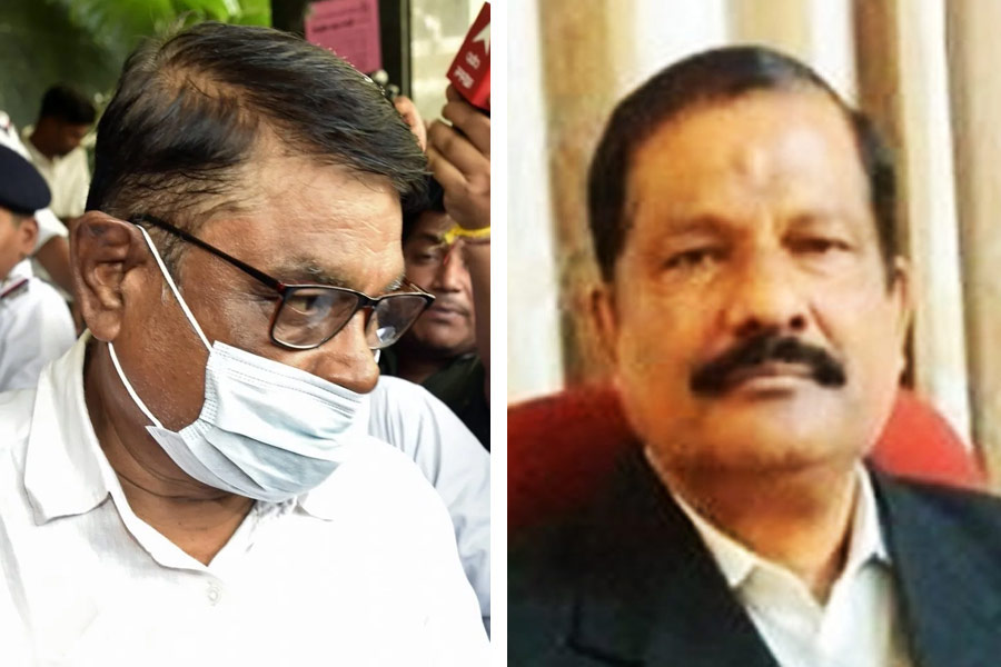 তৃণমূল বিধায়ক তথা প্রাথমিক শিক্ষা পর্ষদের অপসারিত সভাপতি মানিক ভট্টাচার্যের ‘ঘনিষ্ঠ’ তাপস মণ্ডল দাবি করেছিলেন, ৩২৫ জন শিক্ষক পদপ্রার্থীর কাছ থেকে ৩ কোটি ২৫ লক্ষ টাকা নিয়েছেন কুন্তল। এনফোর্সমেন্ট ডিরেক্টরেট (ইডি) রিমান্ড নথিতে জানিয়েছে, হুগলির যুব তৃণমূল নেতা কুন্তল ঘোষকে ১৯ কোটিরও বেশি টাকা দিয়েছিলেন তাপস। কোন খাতে কত টাকা দেওয়া হয়েছিল, তা-ও রিমান্ড কপিতে জানিয়েছে ইডি। কুন্তলকে দু’দফায় জিজ্ঞাসাবাদও করেছিল সিবিআই। কেন্দ্রীয় ওই তদন্তকারী সংস্থার মতে, ‘অযোগ্য’ প্রার্থীদের চাকরি করে দেওয়ার জন্য ৩০ কোটি টাকা পর্যন্ত দেওয়া হতে পারে কুন্তলকে। প্রশ্ন উঠছে, এই শিক্ষক নিয়োগ দুর্নীতির শিকড় আরও কতটা গভীর পর্যন্ত ছড়িয়েছে? গ্রেফতারির তালিকায় বা আর কতটা দীর্ঘ হবে? এর পর তবে কে?