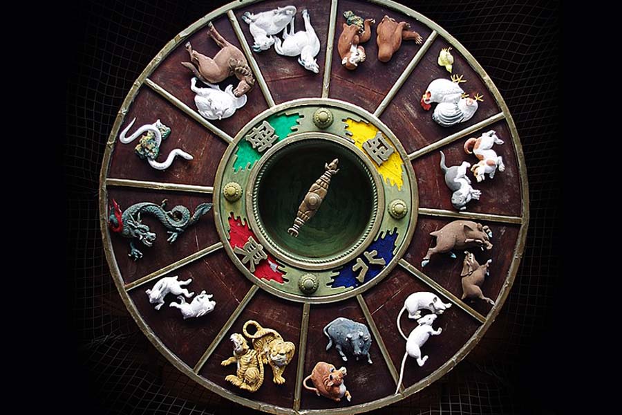 প্রতিটি রাশির জাতকদের সম্পর্কে তো জানলেন। তবে জানেন কি, আপনি কোন রাশির জাতক? তা জানতে হলে জন্মসালকে ১২ দিয়ে ভাগ করুন। ধরুন, পপগায়িকা সিলিন ডিয়নের জন্ম ১৯৬৮ সালে। তা হলে ১২ দিয়ে ১৯৬৮-কে ভাগ করলে হয় ১৬৪। কোনও কিছু বাকি থাকছে না অর্থাৎ ‘০’। চিনা রাশিচক্র অনুযায়ী, যা বাঁদরের চিহ্ন। এ ভাবেই ১ হল মোরগ, ২ কুকুর, ৩ শূকর, ৪ ইঁদুর, ৫ ষাঁড়, ৬ বাঘ, ৭ খরগোশ, ৮ ড্র্যাগন, ৯ সাপ, ১০ ঘোড়া এবং ১১ ভেড়া। 