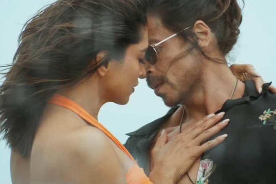 গেরুয়া বিকিনি হোক বা মনোকিনি— পাঠান ছবির ‘বেশরম রং’ গানে দীপিকা পাড়ুকোনের লাস্যময়ী নাচ যেমন বিতর্কের সৃষ্টি করেছে, তেমনই দর্শকের মনেও জায়গা করে নিয়েছেন তিনি। কিন্তু বিকিনিতে এই প্রথম বড় পর্দার সামনে হাজির হননি তিনি। এর আগেও বহু ছবিতে সাহসী পোশাকে দেখা গিয়েছে তাঁকে।