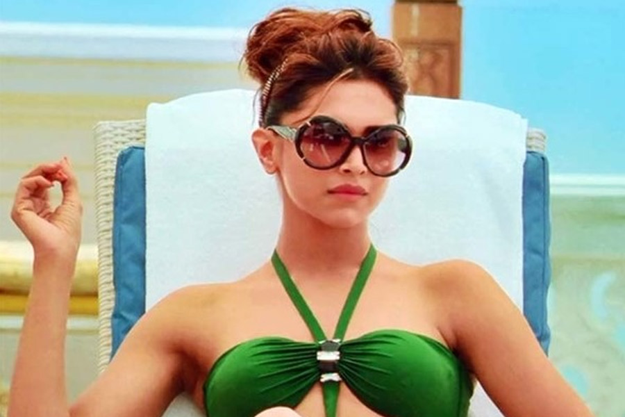 ‘রেস ২’ ছবিতে বিকিনিতে ধরা দিয়েছিলেন দীপিকা। গাঢ় সবুজ রংয়ের বিকিনিতে অভিনেত্রীর ‘বোল্ড লুক’ ফুটে উঠেছিল।