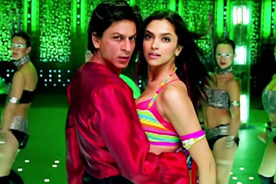 ‘লভ মেরা হিট হিট’ গানে একটি সোনালি রঙের বিকিনি পরে শুট করেছিলেন দীপিকা।