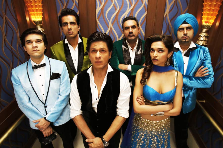 শাহরুখ এবং দীপিকা ছাড়া ‘হ্যাপি নিউ ইয়ার’ ছবিতে কাজ করেছিলেন অভিষেক বচ্চন, বোমান ইরানি এবং সোনু সুদ। এই ছবিতে ‘লভলি’ নাচের দৃশ্যে দীপিকার পারফর্ম্যান্স ছিল চমকপ্রদ।