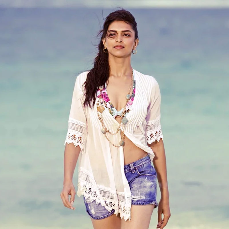 ‘ব্রেক কে বাদ’ ছবির একটি দৃশ্যে দীপিকাকে সমুদ্রসৈকতের সামনে দিয়ে হেঁটে যেতে দেখা যায়। এই দৃশ্যে বিকিনি পরে ধরা দিয়েছিলেন দীপিকা। ফ্লোরাল প্রিন্টের বিকিনি, হট প্যান্ট এবং সাদা রঙের একটি শ্রাগ পরেছিলেন অভিনেত্রী।