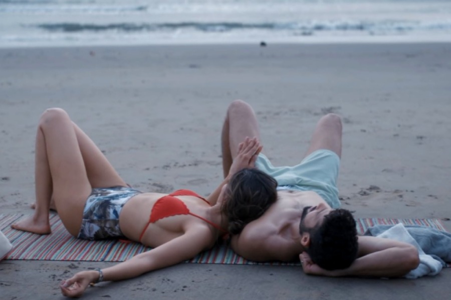 ‘গেহরাইয়াঁ’ ছবিতে ‘বিচ লুক’ আনার প্রয়োজনে বিকিনি পরতে হয়েছিল দীপিকাকে। লাল রঙের একটি বিকিনি টপ পরেছিলেন তিনি। বিকিনির সঙ্গে সাদা এবং নীল রংয়ের একটি হাই ওয়েস্ট বটমও পরে নজর কেড়েছিলেন তিনি।