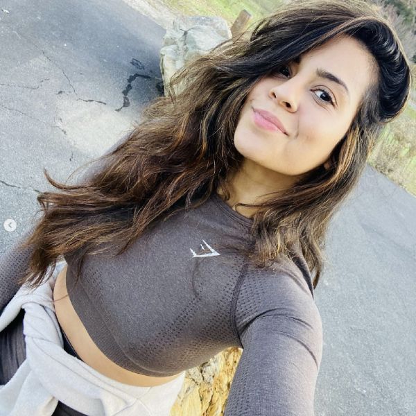 ‘কুছ কুছ হোতা হ্যায়’ ছবিতে অভিনয়ের ১৪ বছর পর কর্ণ জোহরের পরিচালনায় ‘স্টুডেন্ট অফ দ্য ইয়ার’, ‘মুন্না মাইকেল’ ছবিতেও পার্শ্বচরিত্রে অভিনয় করতে দেখা যায় সানাকে।