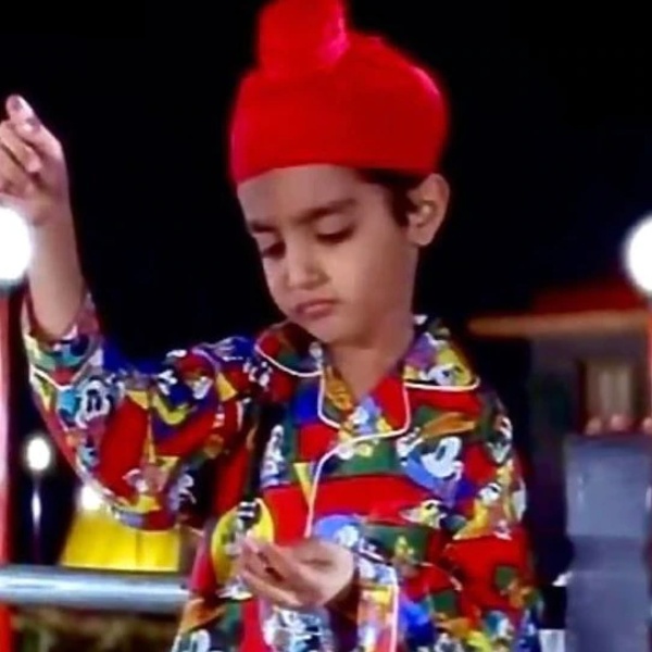 ‘তুসসি যা রহে হো, তুসসি না যাও!’— ‘কুছ কুছ হোতা হ্যায়’ ছবির এই সংলাপ বিখ্যাত। যে শিশু অভিনেতার মুখে এই সংলাপ দেওয়া হয়েছিল, সেই চরিত্রের নাম সর্দার। পারজ়ান দস্তুর এই চরিত্রে অভিনয় করেছিলেন।