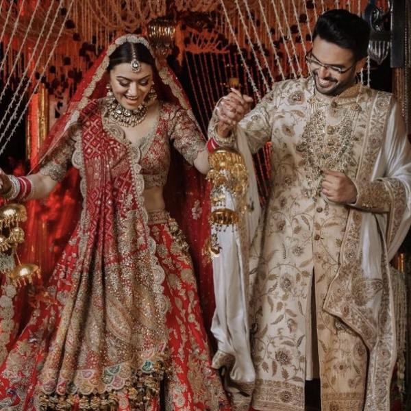 গত বছরের ৪ ডিসেম্বর হংসিকা তাঁর প্রেমিক সোহেল খাতুরিয়ার সঙ্গে সাত পাকে বাঁধা পড়েছেন। ব্যবসার সঙ্গে যুক্ত রয়েছেন সোহেল।