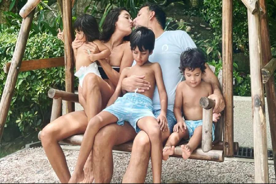 এর পর ২০২০ সালে লিসা-দিনোর দ্বিতীয় পুত্রের জন্ম হয়। তার নাম রাখা হয় লিয়ো। কম সময়ের ব্যবধানে তৃতীয় বারের জন্য সন্তানসম্ভবা হন অভিনেত্রী। ২০২১ সালে জন্ম নেয় তাঁদের একমাত্র কন্যা লারা।