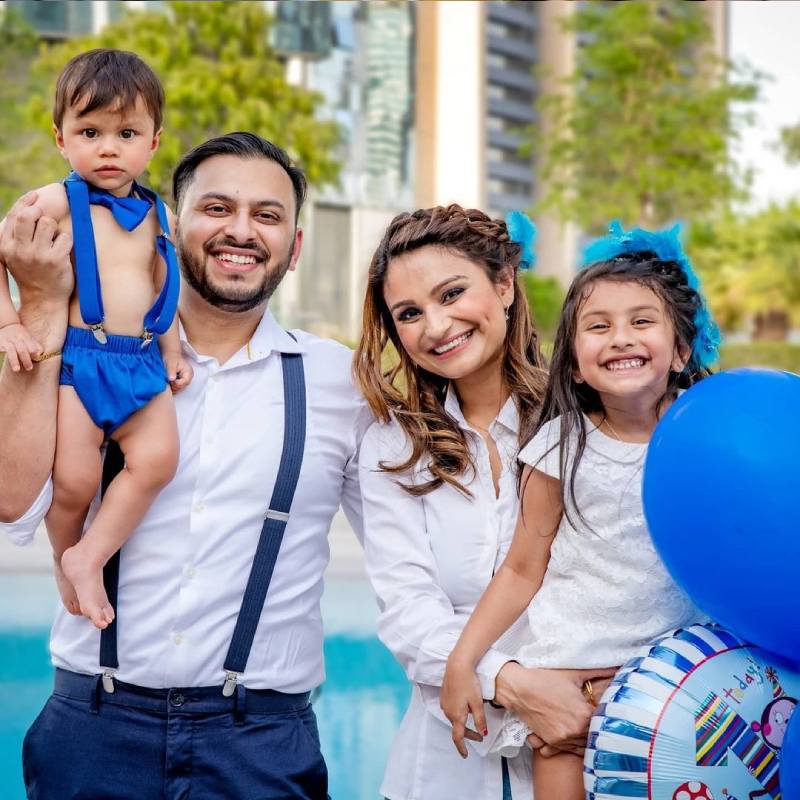 মডেল তথা বাঙালি টেলি অভিনেত্রী ডিম্পি গঙ্গোপাধ্যায়ও প্রথম সন্তানের জন্ম দেওয়ার পর দ্রুত আরও দুই সন্তানের মা হয়েছেন। ২০১৫ সালের নভেম্বর মাসে দুবাইয়ের ব্যবসায়ী রোহিত রায়ের সঙ্গে তিনি গাঁটছড়া বাঁধেন। তাঁদের প্রথম সন্তানের জন্ম হয় ২০১৬ সালে।