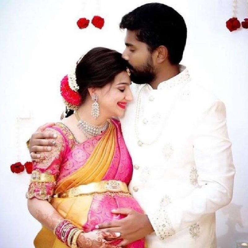 হিন্দি টেলি দুনিয়ায় জনপ্রিয় নাম লাভলীন কউর সাসন। ২০১৯ সালে কৌশিক কৃষ্ণমূর্তির সঙ্গে তাঁর বিয়ে হয়। ২০২০ সালে তাঁদের প্রথম সন্তান পৃথিবীতে আসে। 