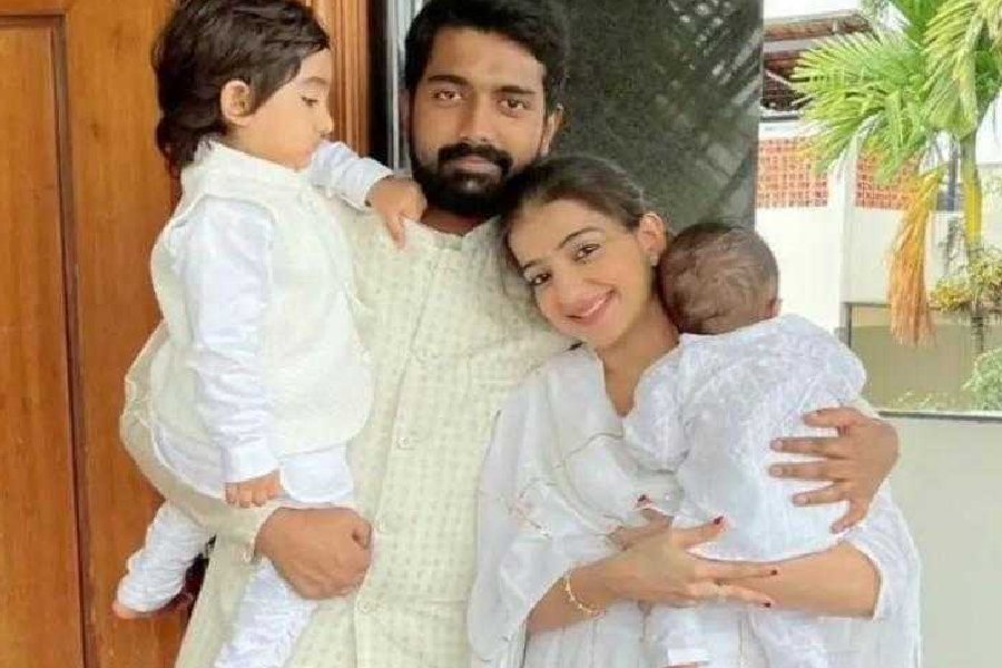 লাভলীনের প্রথম পুত্রের নাম রয়েস। এর কয়েক মাসের মধ্যেই জানা যায় অভিনেত্রী আবার অন্তঃসত্ত্বা। ২০২১ সালে দ্বিতীয় পুত্রের জন্ম দেন তিনি। 