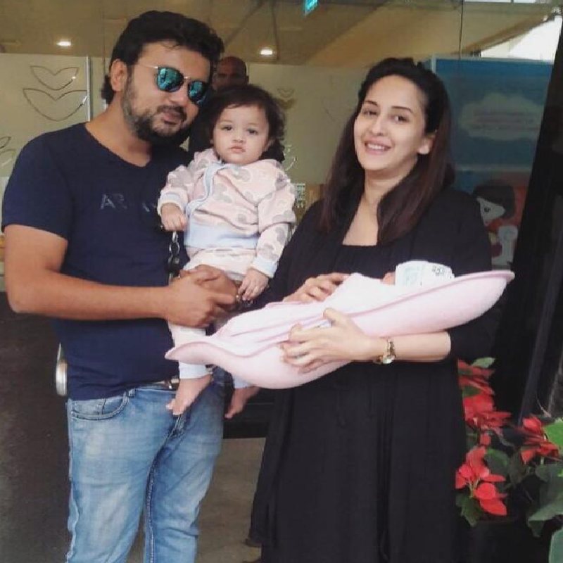 অভিনেত্রী চাহত খন্না এবং তাঁর স্বামী ফারহান মির্জার বিবাহবিচ্ছেদ হয়ে গিয়েছে। তবে তার আগে কম সময়ের ব্যবধানে সন্তানের জন্ম দিয়েছিলেন তাঁরাও। 