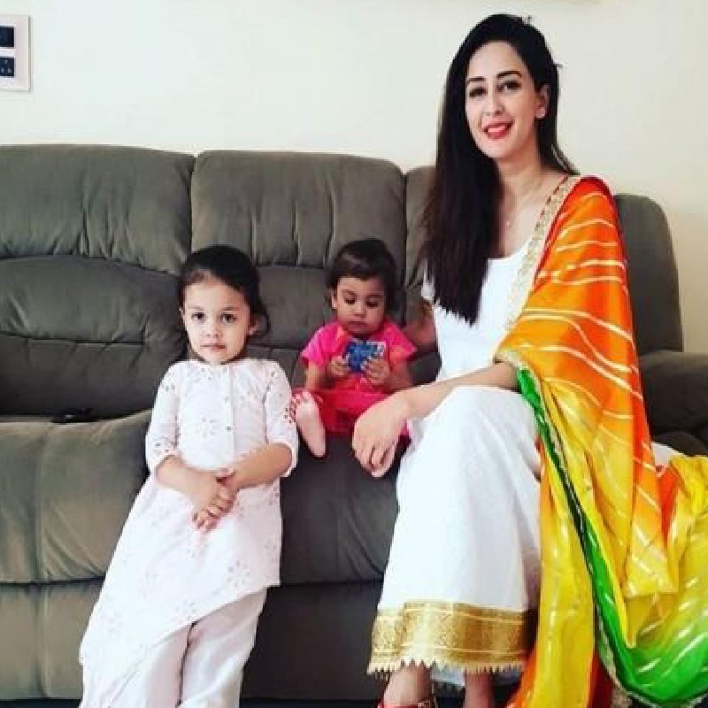 ২০১৬ সালে চাহতের প্রথম সন্তান পৃথিবীতে আসে। জন্ম হয় কন্যা জ়োহরের। তার পর ২০১৭ সালেই আবার মা হন চাহত। তাঁর দ্বিতীয় কন্যার নাম আমাইরা।