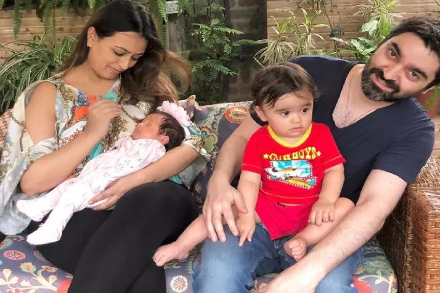 পরের বছরের এপ্রিলের মধ্যেই কন্যাসন্তানের জন্ম দেন অভিনেত্রী। দিয়ার ছেলে এবং মেয়ের বয়সের ব্যবধান ঠিক ৩৬৬ দিনের।