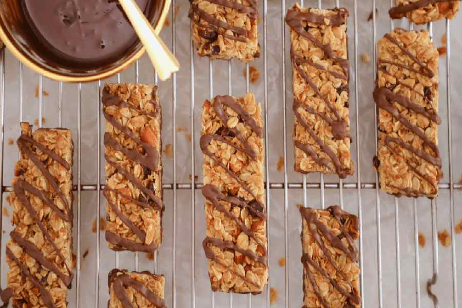 গ্রানোলাতে শর্করার পরিমাণ অনেক বেশি।