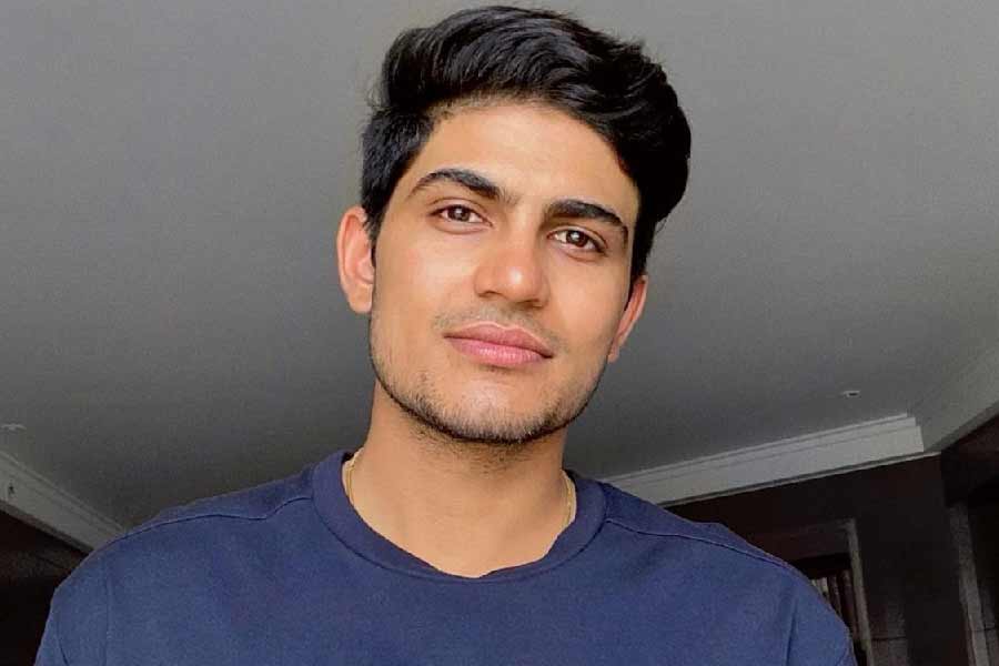 ১৮ জানুয়ারি নিউ জ়িল্যান্ডের বিরুদ্ধে ওয়ান ডে-তে দুর্দান্ত দ্বিশতরান করেছেন তিনি। বার বার বড় ইনিংস খেলে শিরোনামে এসেছেন ২৩ বছরের ব্যাটার। তবে শুভমন গিল শুধু মাঠে নয়, মাঠের বাইরেও বেশ চালিয়েই ব্যাট করছেন। কানাঘুষো এমনটাই। একের পর এক সেলেবের সঙ্গে নাম জড়িয়েছে শুভমনের। এ বার সেই তালিকাতেই জুড়ল আরও এক নাম।