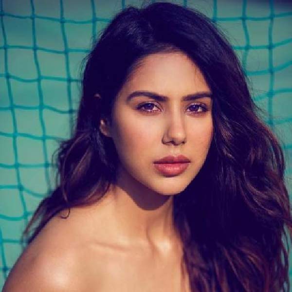 হায়দরাবাদে দ্বিশতরান করে নজির গড়েছেন ২৩ বছরের শুভমন। এর আগে এত কম বয়সে কোনও ব্যাটসম্যান ডাবল সেঞ্চুরি করেননি। তবে সেই ইনিংস নয়, আপাতত সমাজমাধ্যমে শুভমনের ভাইরাল হওয়ার অন্য কারণ রয়েছে। সেই কারণ হলেন সোনম বাজওয়া।