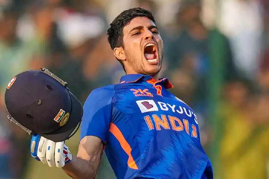 সম্প্রতি এই সোনমের সঙ্গেই নাম জড়িয়েছে শুভমনের। সোনমের সঙ্গে হাত মেলাচ্ছেন শুভমন। সেই ছবি ভাইরাল হয়েছে সমাজমাধ্যমে। সমাজমাধ্যম ব্যবহারকারীরা বলছেন, সোনমের কারণেই দারুণ ফর্মে ফিরেছেন শুভমন।