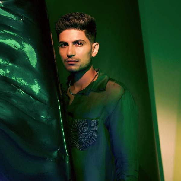 এই নিয়ে সমাজমাধ্যমে প্রশ্নের মুখে পড়েছিলেন শুভমন। এক জন জিজ্ঞেস করেছিলেন, তিনি কি ‘সিঙ্গল’? জবাবে শুভমন স্পষ্টই লিখেছিলেন, ‘‘হ্যাঁ। আর অদূর ভবিষ্যতেও আমার এই নিয়ে কোনও পরিকল্পনা নেই।’’