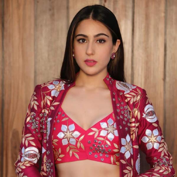 গত বছর অগস্টে শোনা যায়, সচিনকন্যার সঙ্গে নাকি সম্পর্কে ইতি টেনেছেন শুভমন। এখানেই শেষ নয়, সে সময় সইফ আলি খানের কন্যা সারা আলি খানের সঙ্গে একটি রেস্তরাঁয় দেখা যায় শুভমনকে। তার পরেই শুরু নতুন জল্পনা। তবে কি এক সারাকে ছেড়ে অন্য সারায় মজেছেন শুভমন?