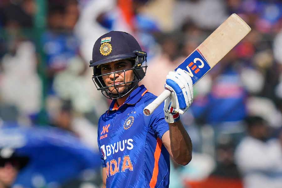 সেই নিয়ে শুরু হয় বিতর্ক। সেই বিতর্ক এখনও থামেনি। হায়দরাবাদে ভারত বনাম নিউ জ়িল্যান্ড প্রথম ওয়ান ডে ম্যাচে বাউন্ডারির কাছে যখন ফিল্ডিং করছিলেন শুভমন, গ্যালারি থেকে ভেসে আসে ‘সারা, সারা’ ধ্বনি।