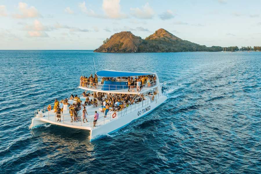 এক সময় সূর্যাস্ত হলেই নাচ-গানে মেতে থাকত ওই বজরা। সেই সঙ্গে চলত মদের ফোয়ারা। সঙ্গীদের নিয়ে হুল্লোড়ে মেতে থাকতেন আমেরিকার গ্যাংস্টার আর ক্যাপোন। সবটাই হত আইনের চোখ এড়িয়ে। বলা হত, ওই বজরা ছিল ক্যাপোনের স্বর্গ। আচমকাই হ্রদের জলে ডুবে গিয়েছিল সেই চর্চিত বজরা। যার নাম ‘দ্য কেউকা’। 