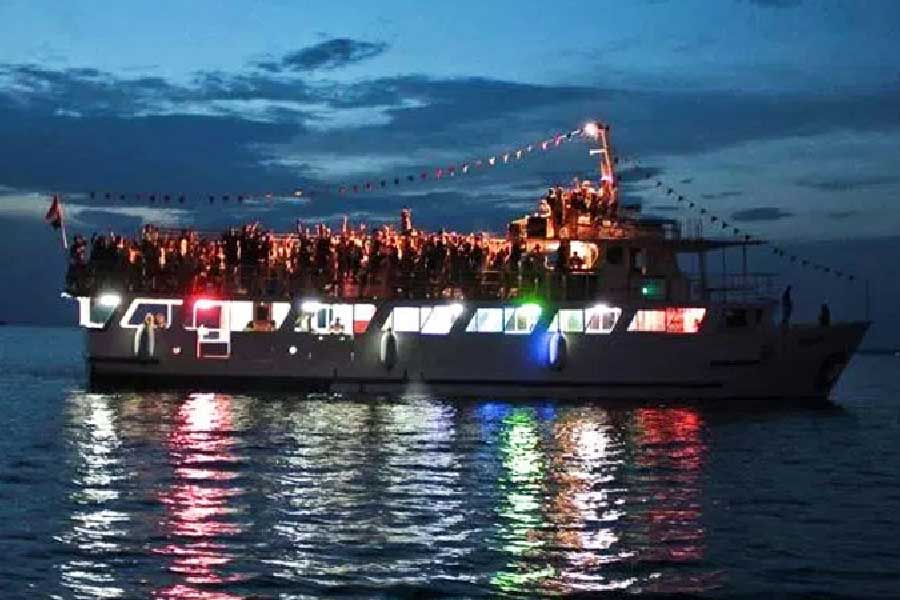 যে সময় ওই বজরায় মোচ্ছব করতেন গ্যাংস্টার, সেই সময় আমেরিকায় ‘প্রহিবেশন এরা’ (নিষেধাজ্ঞার যুগ) চলছিল। মদ কেনা, আমদানি— সব নিষিদ্ধ ছিল। কিন্তু সেই নিয়মকে বুড়ো আঙুল দেখিয়েই ওই বজরায় মোচ্ছব করতেন গ্যাংস্টার। 