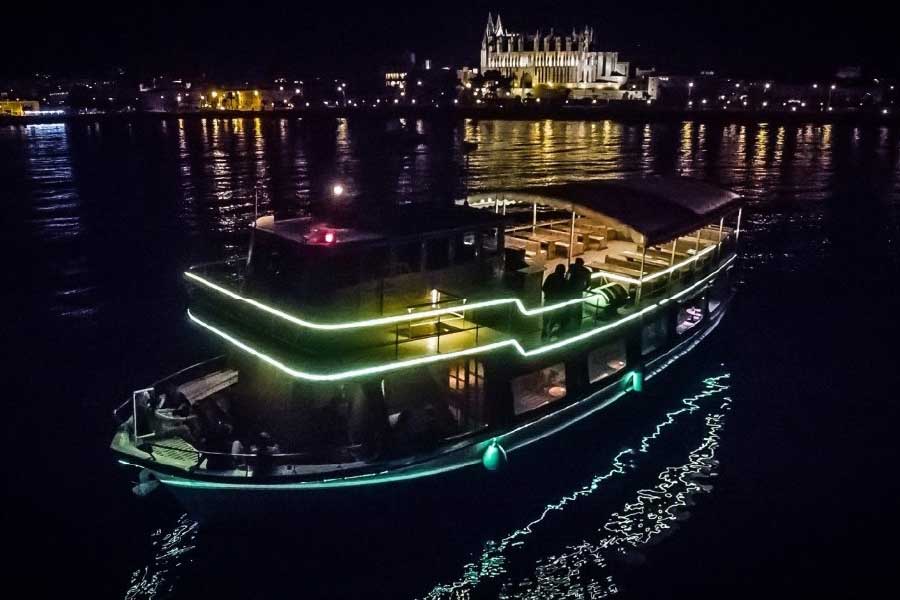 ১৮৮৯ সালে তৈরি করা হয়েছিল ওই বজরা। ১৯২৮ সালে সেই বজরার মালিকানা বদল হয়। আর তার পরই ভাসমান নাচের হলে রূপান্তরিত হয় বজরা। সেখানে তৈরি করা হয় একটি পানশালা। রোজ রাতে সেখানে নাচ-গানের আসর বসত। জুয়াখেলাও চলত বলে দাবি করেছেন কেউ কেউ।